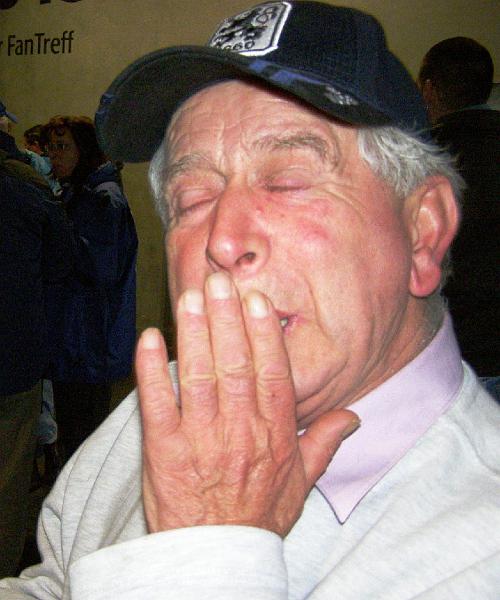 Adolf_schnupft.JPG - "Oh mei, bizzelt der Schnupftowak sakrisch in der Nos'n!"