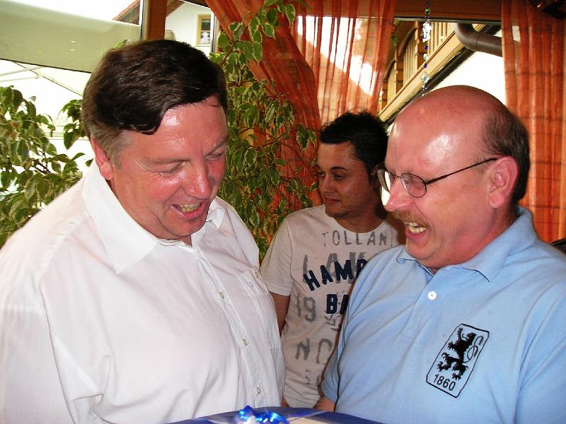 Gratulation.JPG - Für unser Mitglied Gerald hat Löwenboss Herbert ein Geschenk mitgebracht, die Freude ist bei beiden groß.