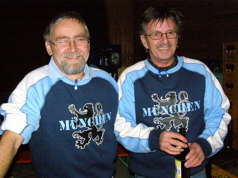 Ausschank_Duo.JPG - Das Ausschank-Team Roberto und Ronald im 1860-Zwillingslook.