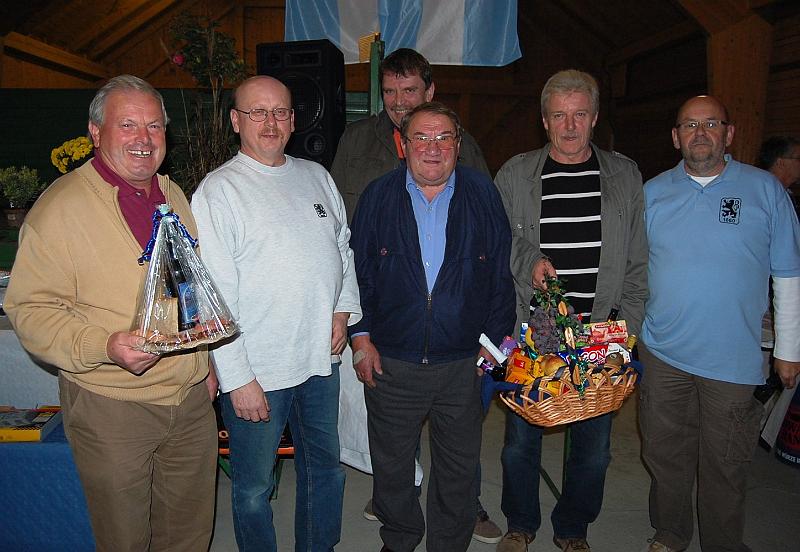 Siegergruppe.jpg - Die Preisträger des Preisherzeln 2008 von links: Hans Gösl (Trostpreis), Johann Bäumler (Bildmitte, 1. Preis), Max Reger (Bildmitte im Hintergrund, 2. Preis) und Vaclav Stehlik (mit geschenkkorb, 3. Preis).