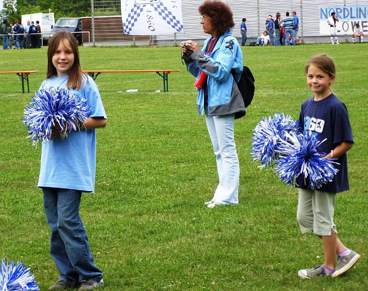 Cheer.JPG - Cheer-Leaders des Löwenfanclubs "Hohenschwangauer Hof" aus München-Giesing unterstützen die Kicker.