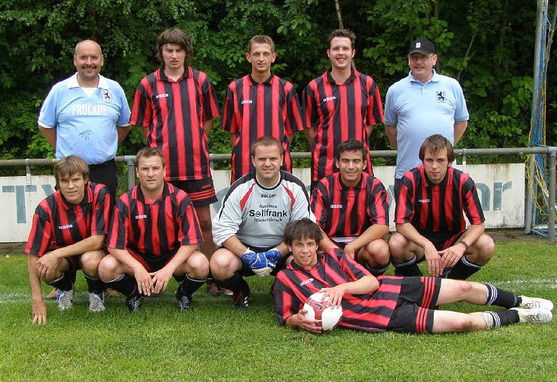 Team.JPG - Mit dieser Mannschaft traten die Löwenfreunde Waldthurn-Vohenstrauß in Bodenwöhr an.Hintere Reihe (von links): Harald Meidenbauer (Betreuer), Thomas Meier, Christoph Käs, Sven Albrecht, Herbert Striegl (Vorstand). Vordere Reihe (von links): Johannes Sier, Thomas Kreisl, Christian Unger, Stefan Brohmann, Franz-Josef-Ertl. Liegend (schon wieder): Sebastian Striegl