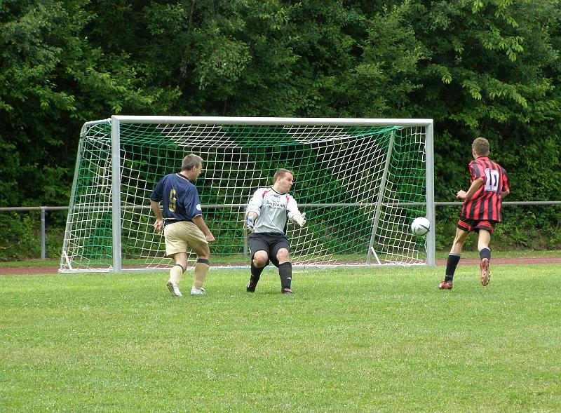 Tormann.JPG - Unserer Keeper Christian ist überrascht, der Ball verfehlte aber das Ziel um Zentimeter.