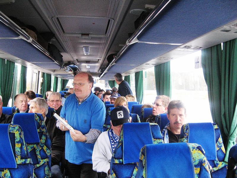 Kass_schreibt.jpg - Mit dem Ersatzbus geht's aber doch flott weiter: der Kassier verteilt die Tippliste.