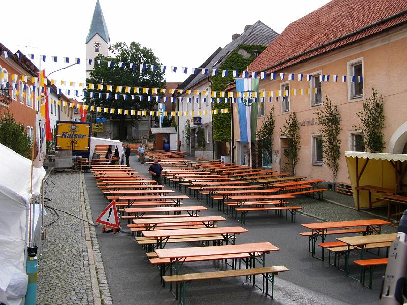 Buerger_09_01.JPG - Morgens um 9:00 Uhr am Waldthurner Marktplatz: noch ist alles leer, aber nur kurze Zeit später....