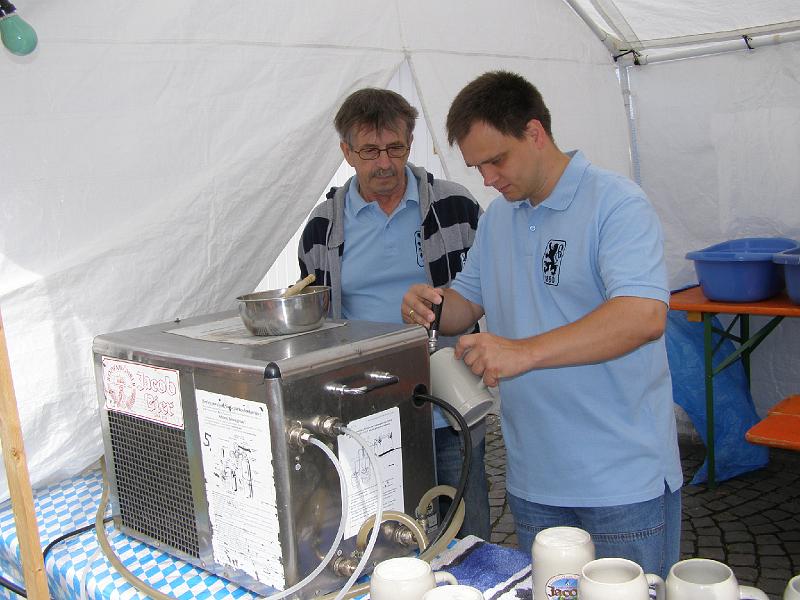 Buerger_09_04.JPG - Schon zum Frühschoppen haben Jürgen und Ronald am Ausschank alle Hände voll zu tun.