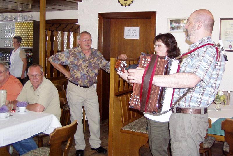 Eriwn_50_02.JPG - Musikalisch empfangen wird das Geburtstagskind von der Familie Pflaum aus Pleystein.