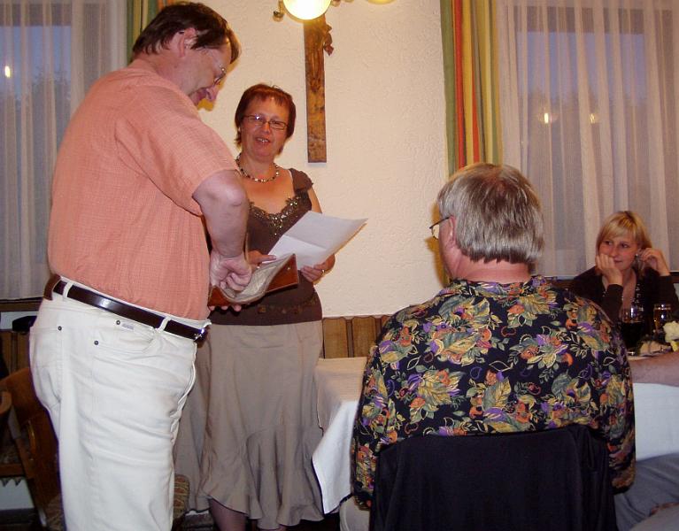 Eriwn_50_10.JPG - Sketch bringt Geld - Erwin freute sich über die Einlagen zu seiner Geburtstagsfeier.